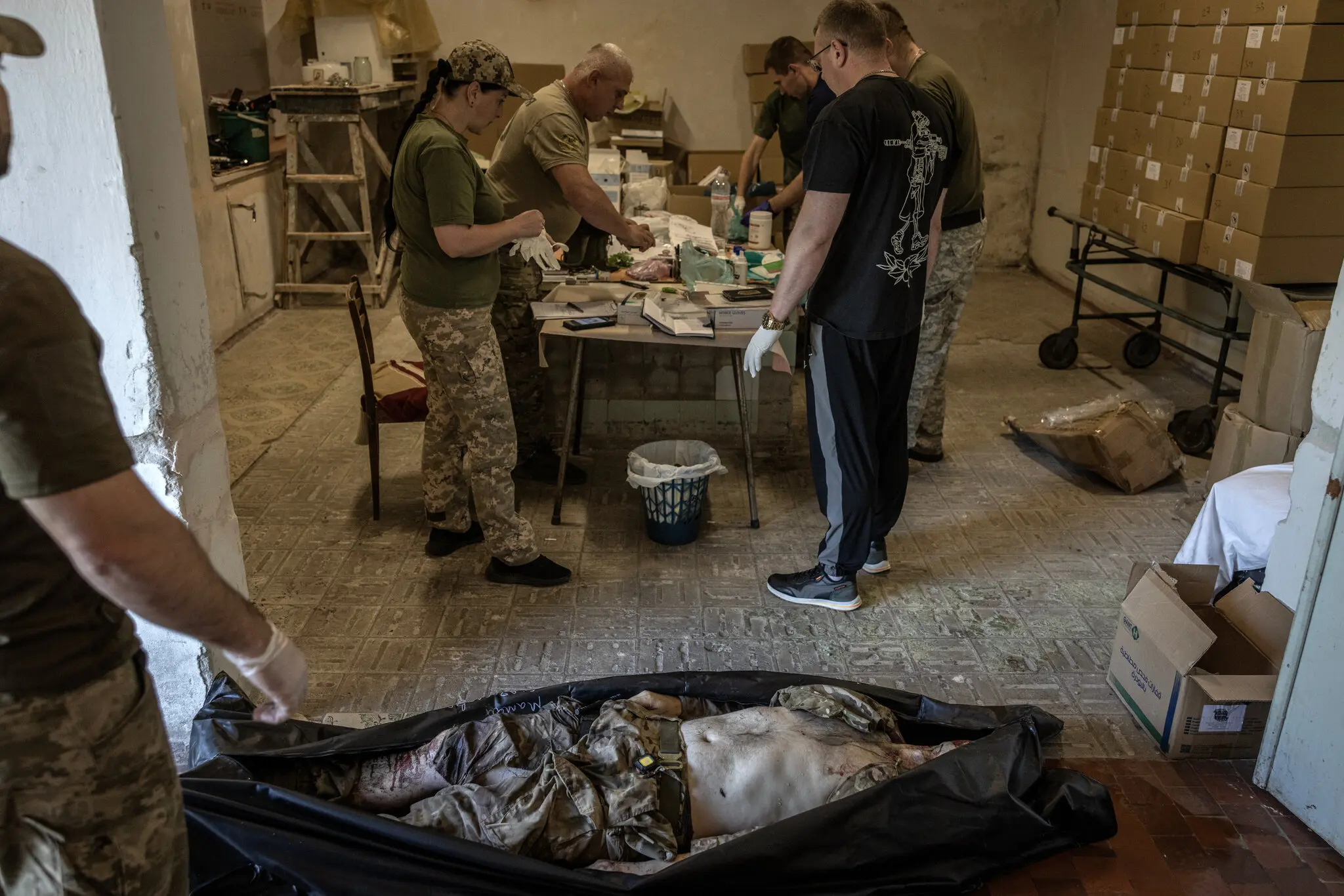 Запис подробиць загиблого в бою українського військового під час підготовки тіла до повернення рідним у морзі в Донецькій області 18 липня.